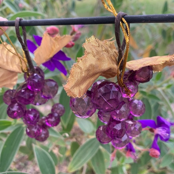 Vintage (Set of 2) Purple Lucite Acrylic Faceted Cluster Grapes w/ Gold Leaves - Picture 5 of 14